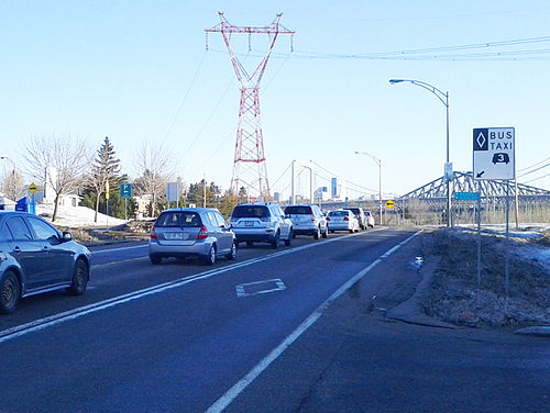 Une voie réservée aux VOM/bus T3 sur la route 116, à Lévis, Québec