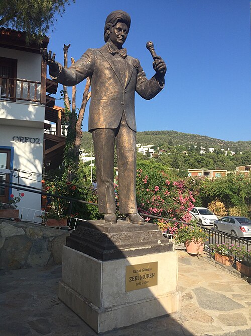 La statue de Zeki Müren au musée d'art de Zeki Müren