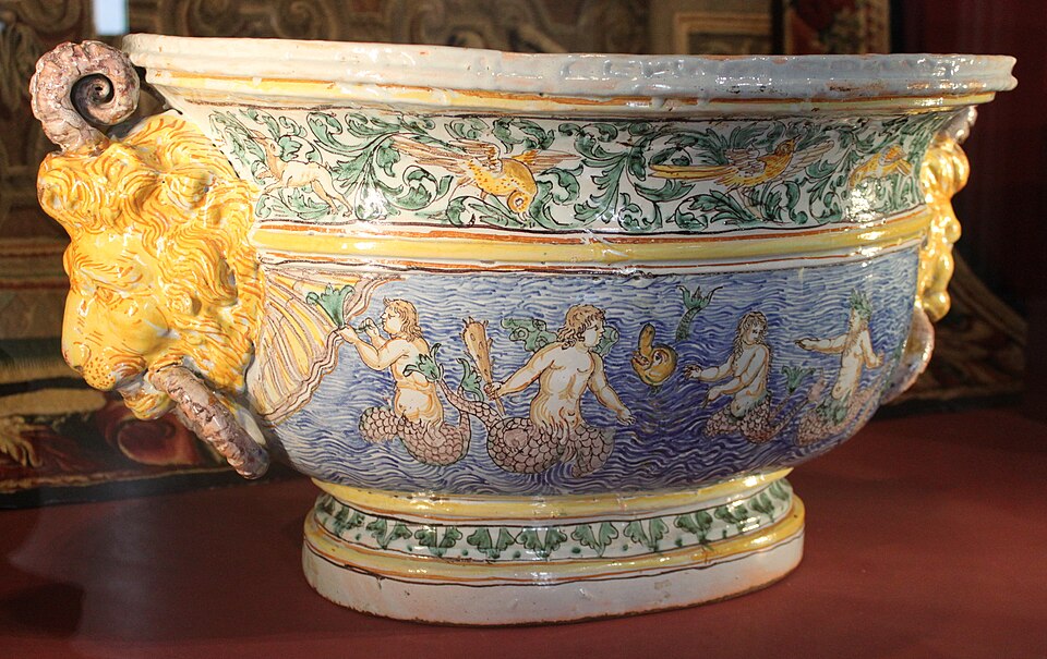 Rafraîchisseur à vin de Nevers orné de « L'ivresse de Bacchus », vers 1680