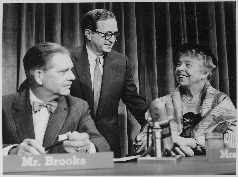 Eleanor Roosevelt sur le plateau d'une émission d'affaires publiques