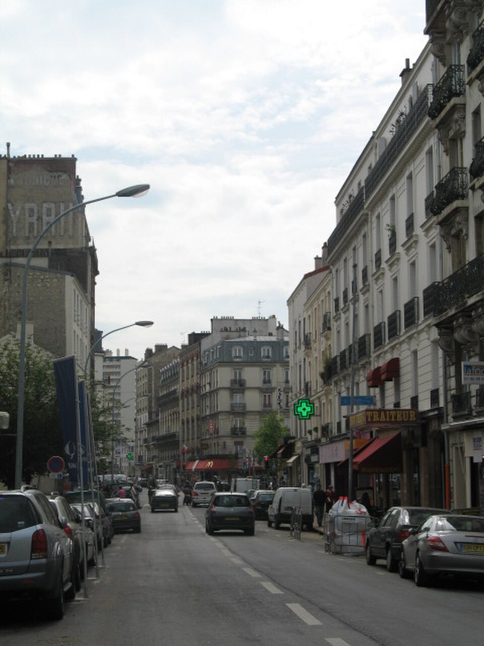 Rue Ernest Renan à Issy-les-Moulineaux, à proximité du métro Corentin Celton