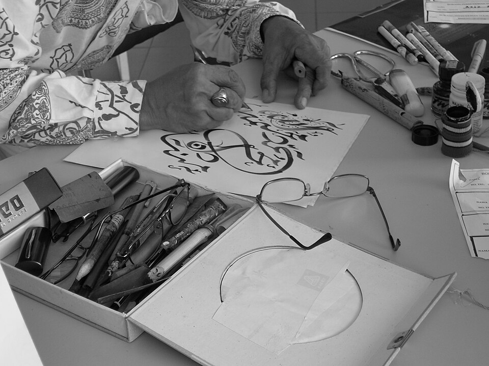 Calligraphie islamique réalisée par un musulman malais en Malaisie. Le calligraphe effectue un brouillon.