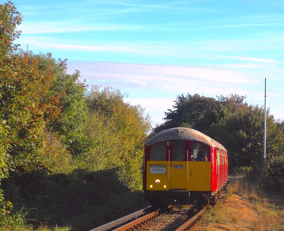 La classe 483 n° 008 de l'Island Line arrive à Shanklin.
