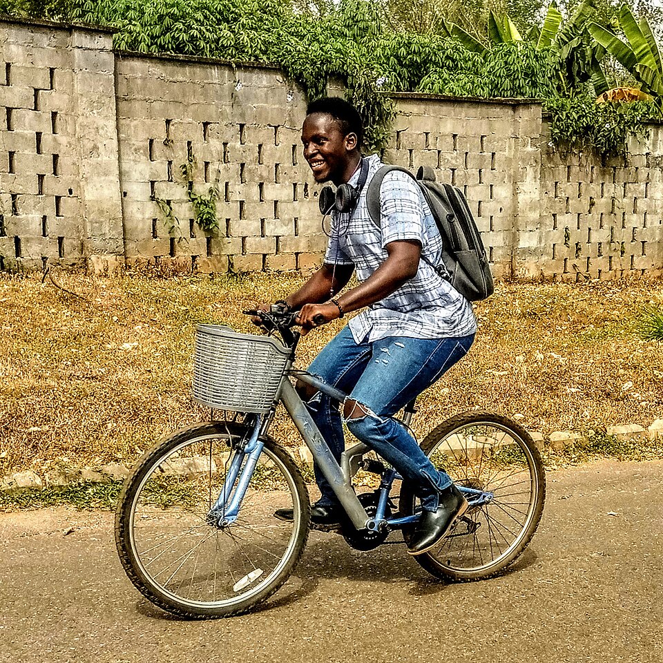 Photo d'une personne à vélo