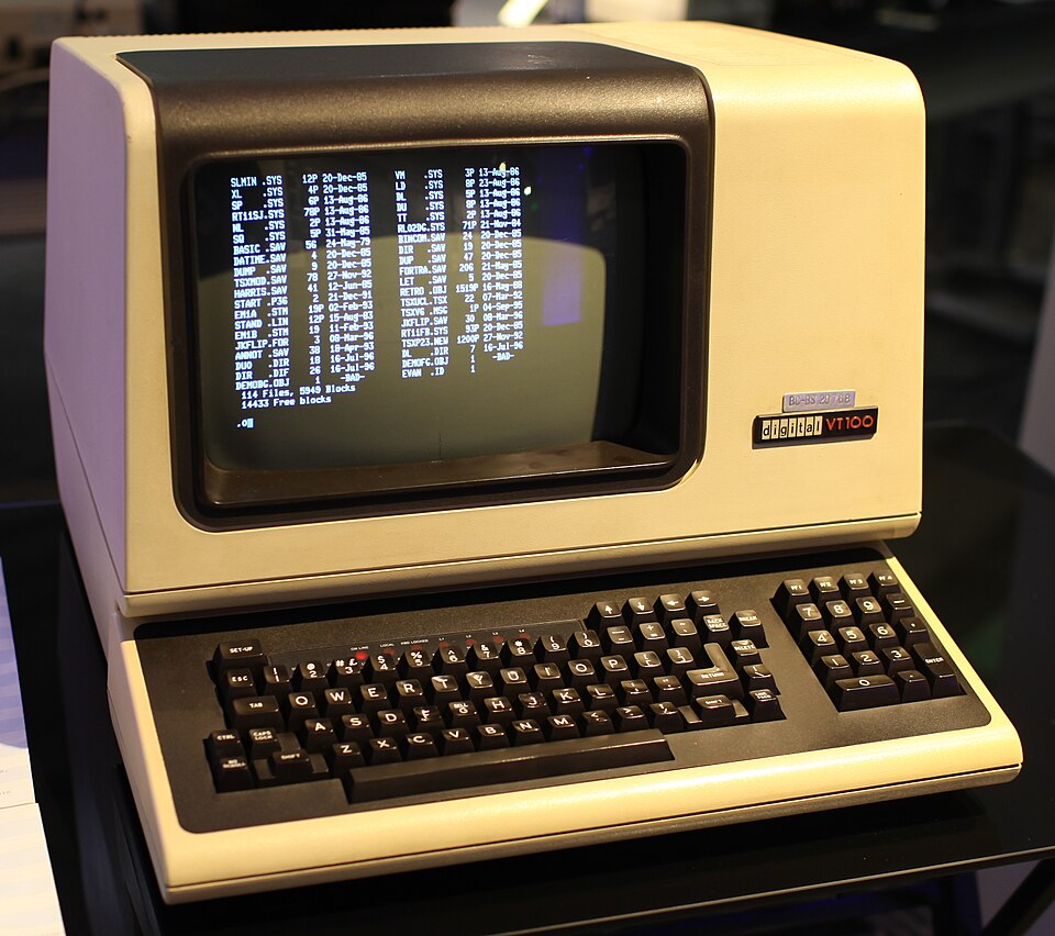 Le VT100, introduit en 1978, était le terminal VDT le plus populaire de tous les temps. La plupart des émulateurs de terminaux utilisent toujours le mode VT100 par défaut.