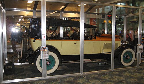 Voiture ancienne protégée par une vitrine