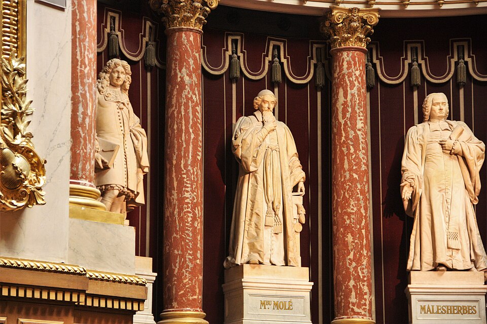 Statues du XIXe siècle représentant d'illustres Français dans l'hémicycle du Sénat de France à Paris