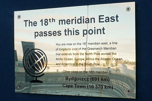 Panneau informant du passage du dix-huitième méridien par ce point.