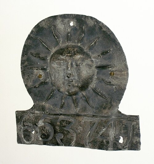 Plaque d'assurance incendie du soleil exposée au musée de Bedford.