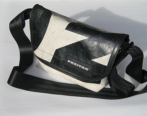 Sacoche en toile de bâche de camion usagée avec ceinture de sécurité comme sangle, fabriquée par Freitag, Suisse (2008)