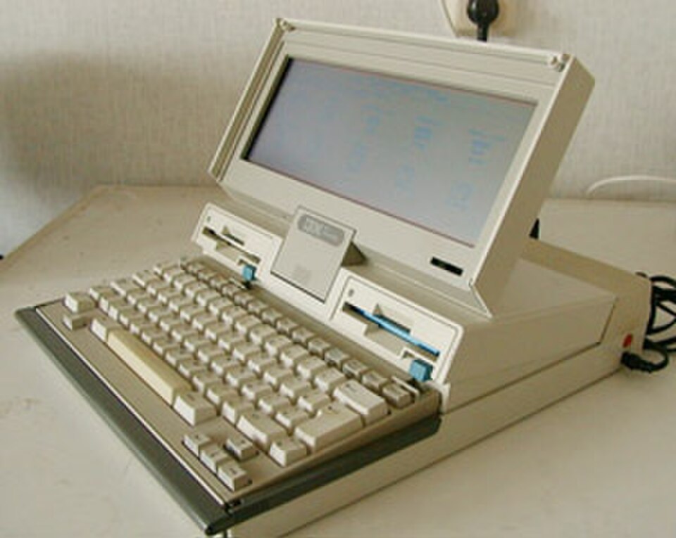 L'IBM PC Convertible (modèle 5140 ; 1986), le premier PC compatible DOS à être un ordinateur portable et à utiliser les lecteurs de disquettes standard 3+1⁄2 pouces.