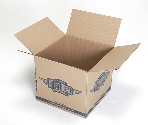 Une boîte en carton vide avec les rabats de fermeture supérieurs ouverts