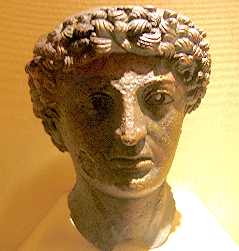 Tête de dieu romain en bronze, trouvée à Lillebonne, Musée des antiquités de la Seine-Maritime (Rouen)