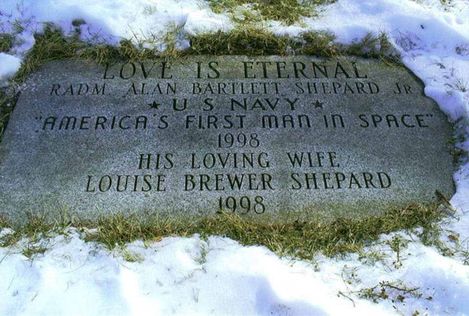 Une plaque commémorative en pierre sur laquelle est écrit : « L'amour est éternel – RADM Alan Bartlett Shepard Jr * US Navy * Premier homme américain dans l'espace 1998 – Son épouse bien-aimée Louise Brewer Shepard 1998 »