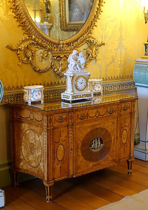 Commode à trois grâces, fin des années 1700, marqueterie sur bois satiné avec inserts en palissandre – Yellow Drawing Room – Harewood House