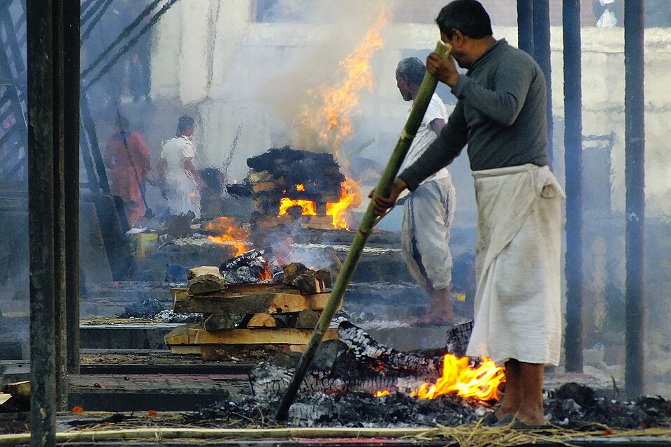 Processus de crémation au temple de Pashupatinath.
