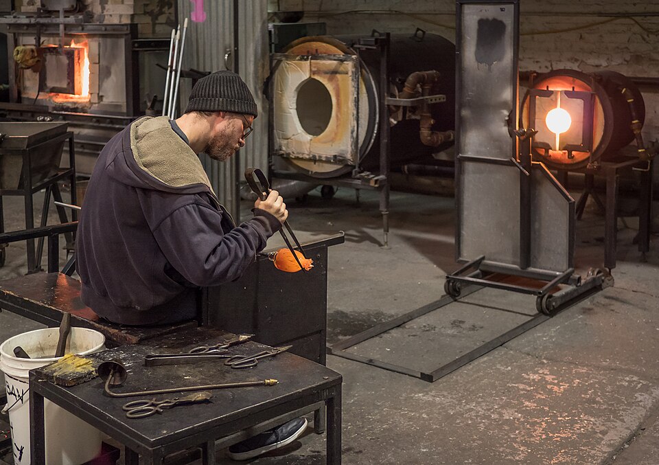 Travail du verre dans un atelier de verre chaud à New York