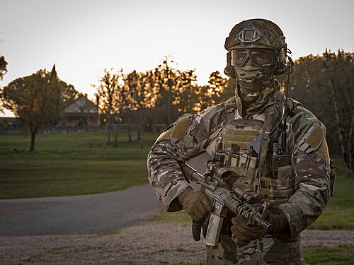 Membre du peloton Pathfinder portant un MultiCam lors d'un exercice, 2018