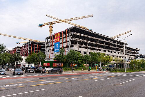 Clôture du Xibeiwang MIXC à Pékin, en Chine, avec des bannières de célébration (2021)