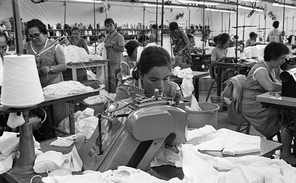 Une usine textile en Israël, 1969