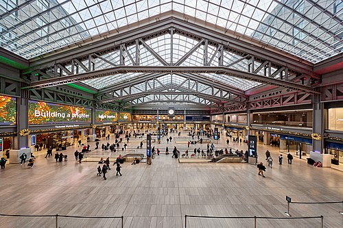 L'intérieur du Moynihan Train Hall de la gare de Pennsylvanie à New York, 2022