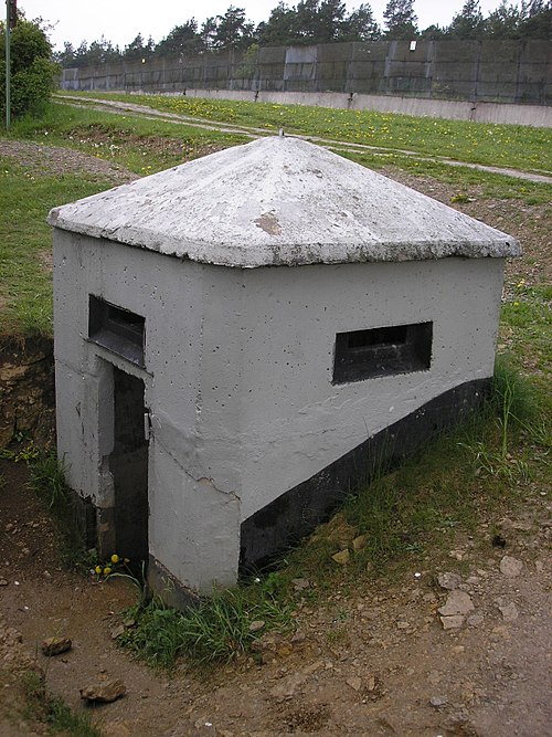 Un bunker d'observation, connu sous le nom d'Erdbunker, conservé au poste d'observation Alpha, qui abritait un ou deux gardes