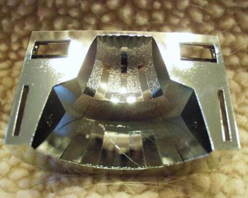 Miroir parabolique segmenté retiré de son boîtier.