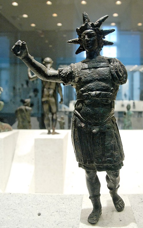 Statuette en bronze d'Hélios avec une gloriole à sept pointes et un plastron.