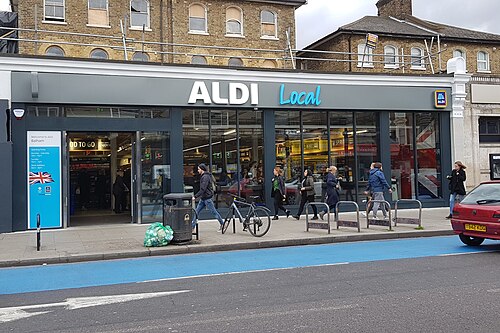 L'extérieur d'un Aldi Local, à Balham, Londres