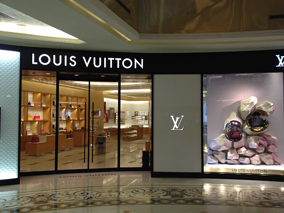 Monogramme Louis Vuitton en magasin.