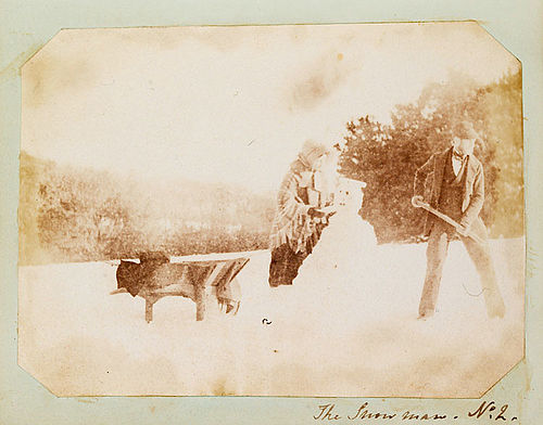 Photographie au sel d'un homme et d'une femme construisant un bonhomme de neige, vers 1853