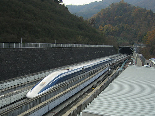 Train roulant sur une voie ferrée