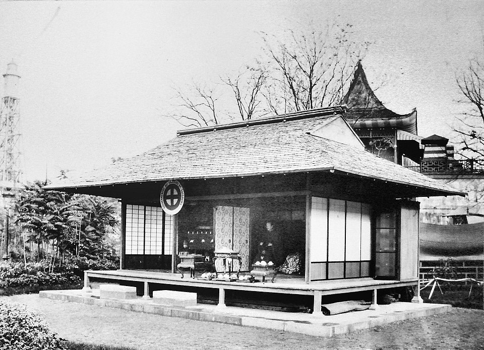 Photo en noir et blanc d'un bâtiment japonais de style traditionnel