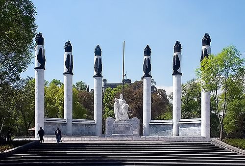 Monument aux six cadets héroïques, avec le château de Chapultepec en arrière-plan.