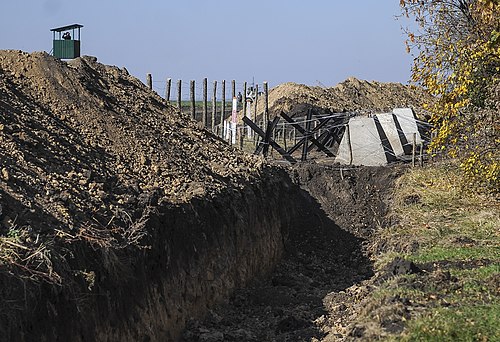 Arseniy Yatsenyuk, Premier ministre ukrainien, assiste au début de la construction de la barrière russo-ukrainienne.