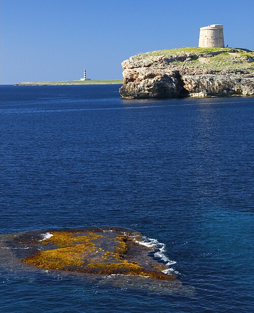 Tour Martello, Alcaufar avec le phare d'Illa de l'aire au loin.