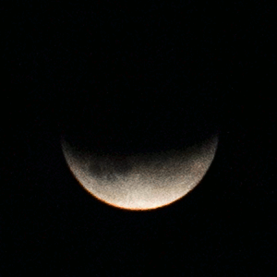 Vidéo en accéléré d'une éclipse lunaire partielle