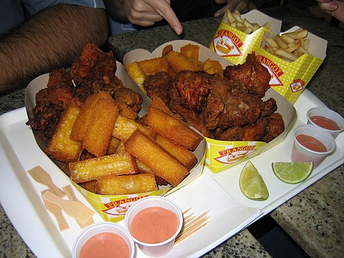 Polenta frite, frites et poulet frit dans un restaurant brésilien