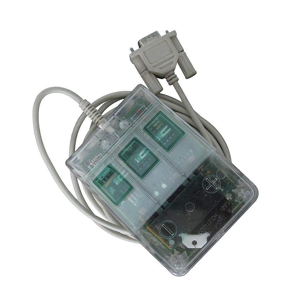 Une version transparente de la souris C7 (1985), la première souris série à tirer son alimentation directement du port série.