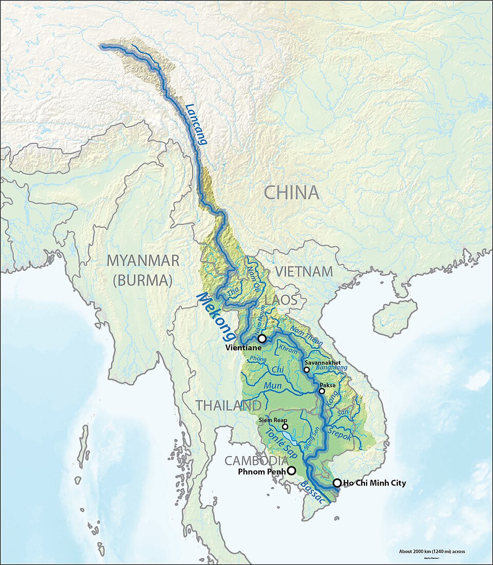 Le Mékong est un fleuve transfrontalier qui prend sa source sur le plateau tibétain. Ses affluents supérieurs (par exemple le Ngom Chu [zh]) sont confinés à des gorges étroites, tandis que les affluents qui alimentent son cours inférieur (par exemple la rivière Mun) couvrent des zones plus vastes.