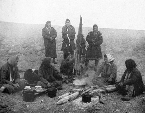 Samoyèdes du Ienisseï (peuple d'Enets) autour d'un feu de camp (1914)