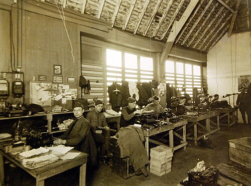 Soldats de l'intendance de l'armée américaine dans un atelier de réparation de machines à écrire, Tours, France, 1919