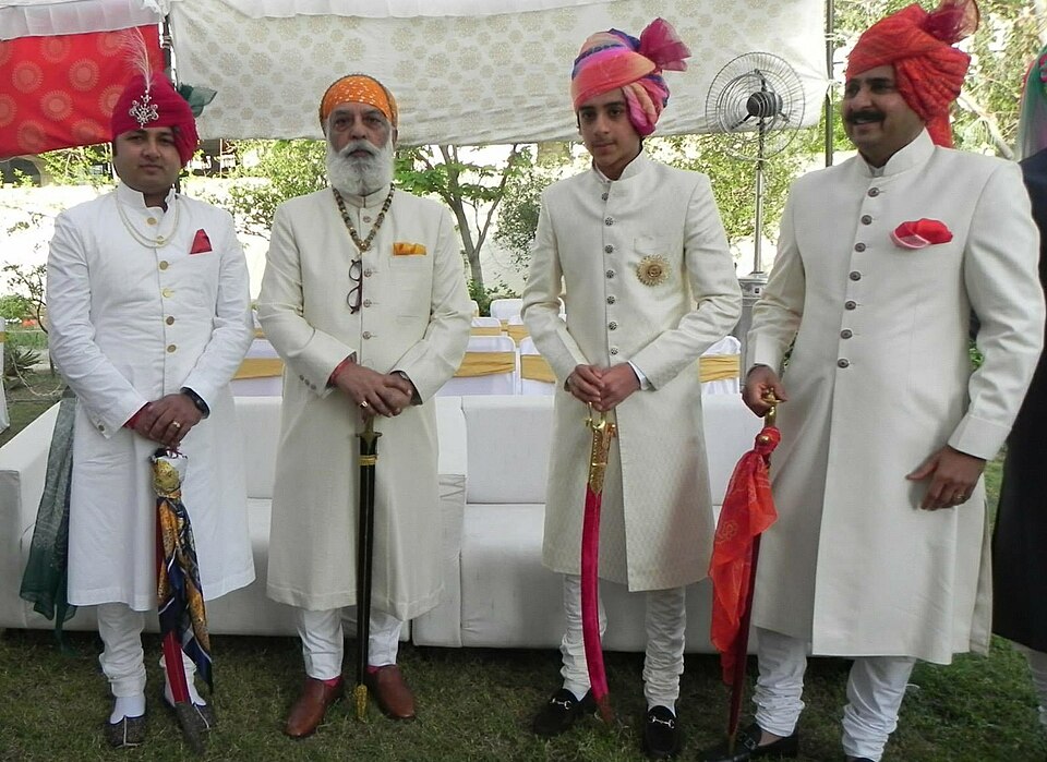 L'achkan sherwani et le churidar (bas du corps) portés par Arvind Singh Mewar et sa famille lors d'un mariage hindou au Rajasthan, en Inde, sont des vêtements traditionnellement portés par les élites du sous-continent indien.