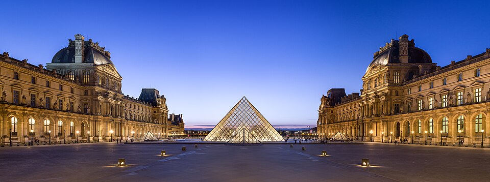 La cour Napoléon et la pyramide d'Ieoh Ming Pei en son centre, au crépuscule
