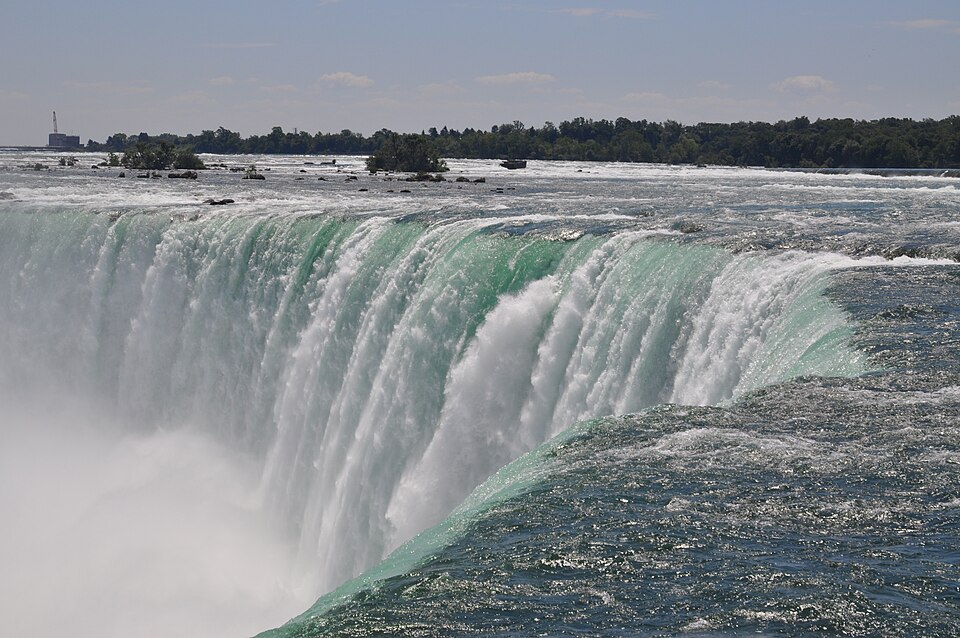 La rivière Niagara se jette dans les gorges au niveau des chutes et, au fil des milliers d'années, creuse ces gorges dans l'escarpement du Niagara.