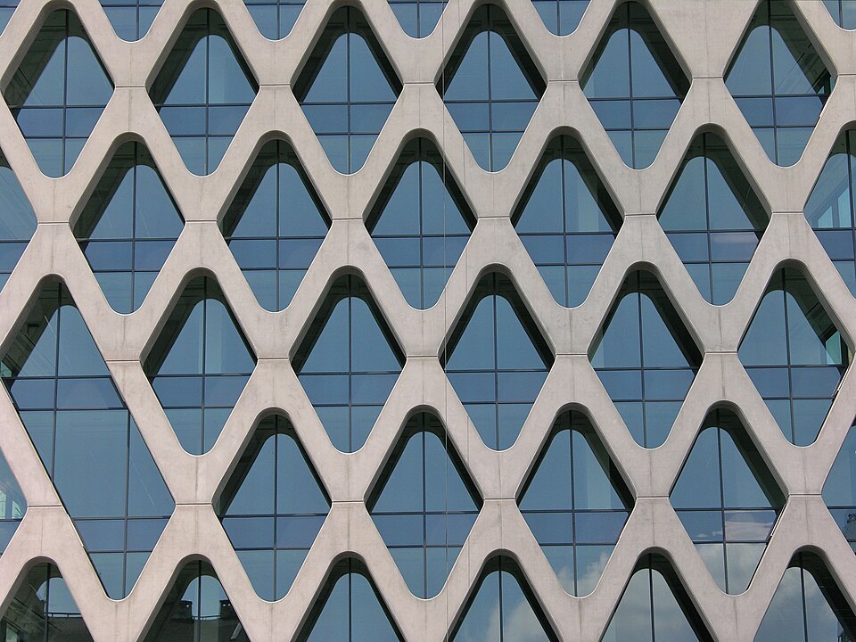 Façade opératique de la tour Prosta, Varsovie
