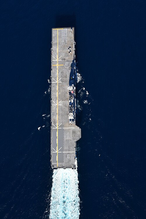 Kaga vu d'en haut après avoir été modifié pour piloter des avions à voilure fixe