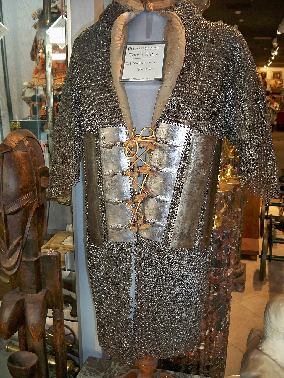 Armure en cotte de mailles rivetée et en plaques, appelée zirah bagtar. Ce type d'armure a été introduit en Inde sous les Moghols.