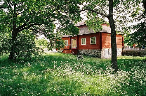 L'aile ouest du manoir de Skogaholm au début de l'été. Elle abrite une bibliothèque, un garde-manger en porcelaine et cinq chambres d'hôtes.
