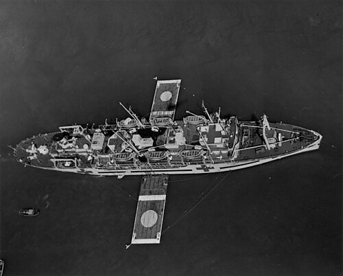 Héliports flottants du navire-hôpital américain USS Haven (AH-12) attendant que des hélicoptères ramènent les blessés de la guerre de Corée.